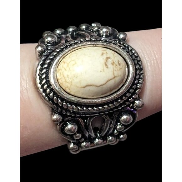 Victorian Style Silver Tone Stretch Ring With Marbled White Cabochon Size 7 1/2 - Picture 3 of 16